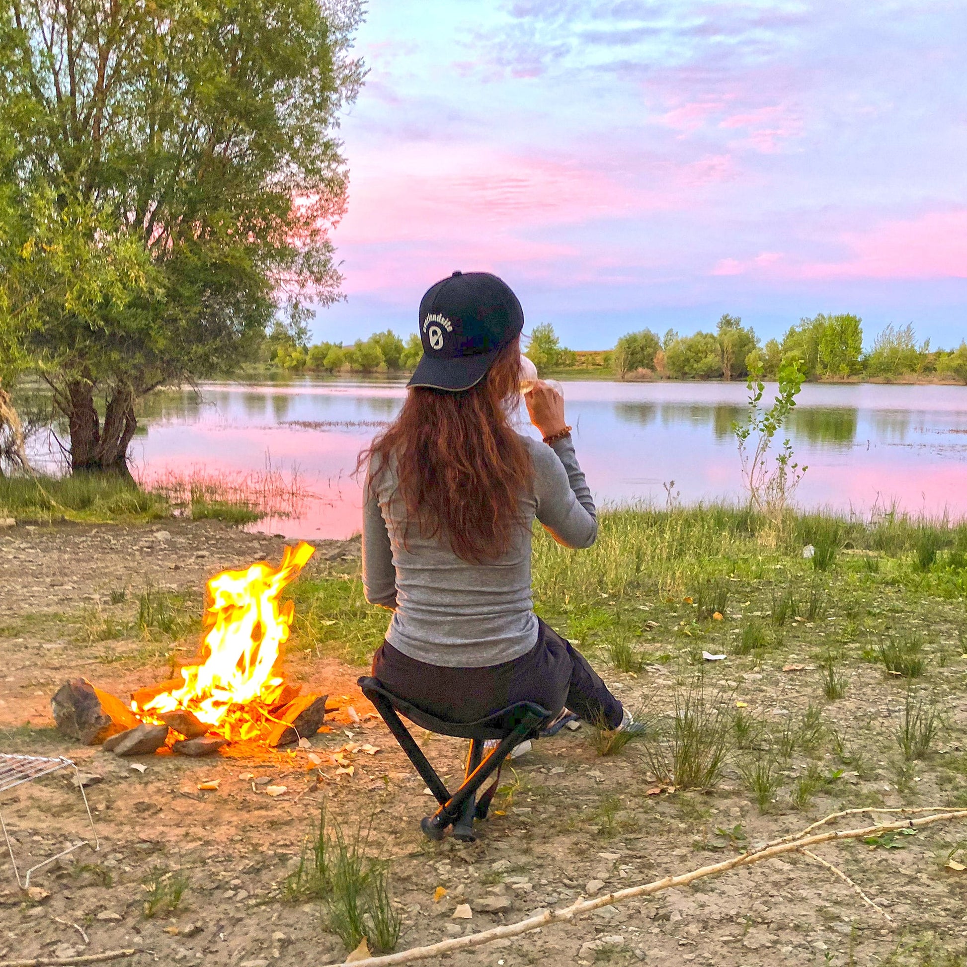 Walkstool - Women Sitting - Camping - Camp Fire - Coffee